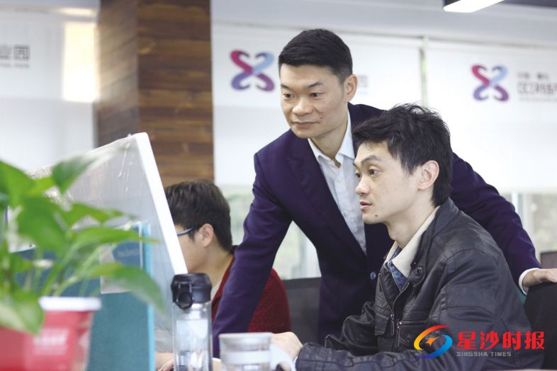 　　天河国云自入驻星沙区块链产业园一年时间以来，在区块链+文创、区块链+政务、区块链+教育、区块链+智能制造等区块链应用领域开发了区块链底层公链Ulord、链证健康、高校区块链实验平台、供应链金融应用等产品。　　蒋云侠 摄