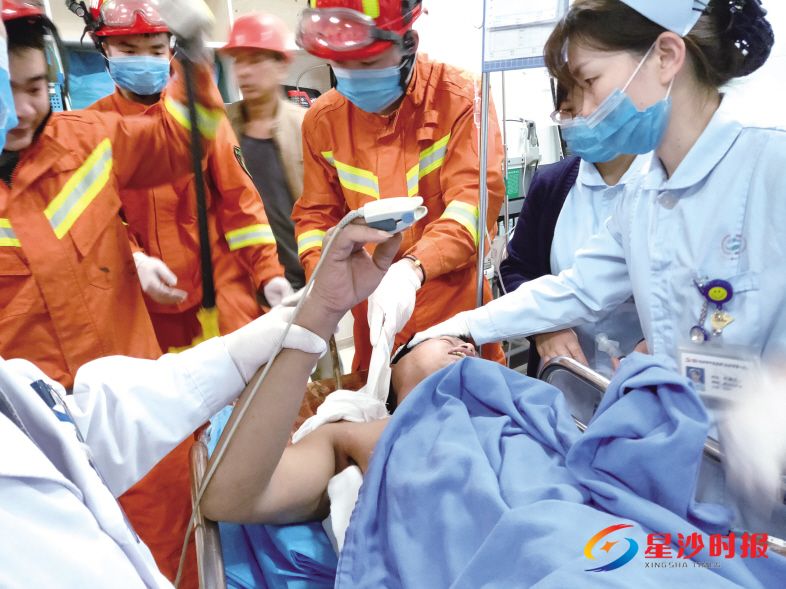　　长沙市中医医院（长沙市第八医院）医生和消防人员合力抢救钢筋穿身而过的病患。 医院供图