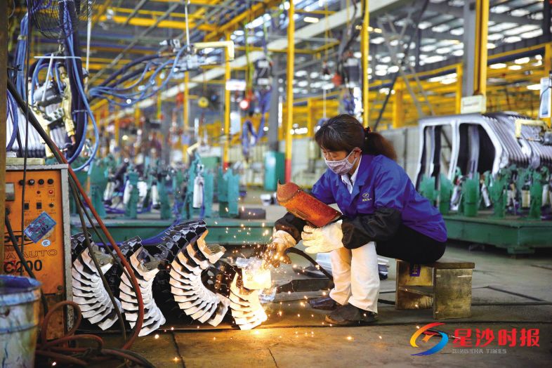 　　湖南同心实业有限责任公司女焊工唐壮丽30年奋战生产一线，从门外汉一步步成长为焊接能手。　　曾诗怡 摄