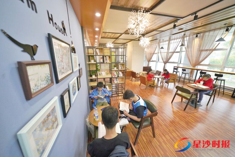 　　长沙县图书馆“悦读书咖”建成开业，悦读、畅饮两不误。章帝 摄