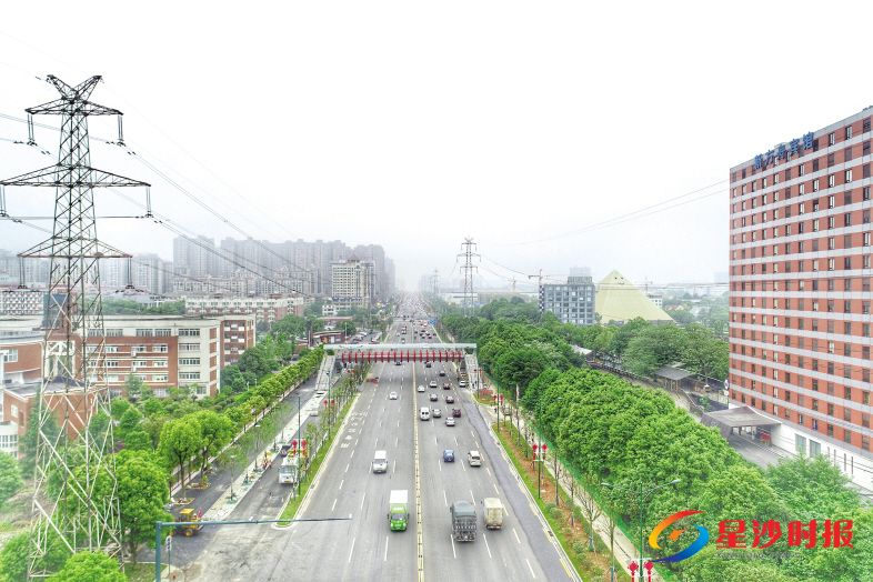 　　黄兴大道改造之后，双向6车道变为双向8车道加4条辅道，有效缓解南北向出行压力。郑骏 摄