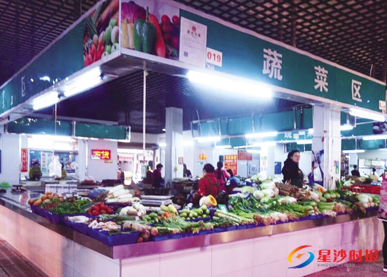 　　改造后的泉塘第一生鲜市场干净整洁了不少，市民购物更舒心了。陈盼 摄