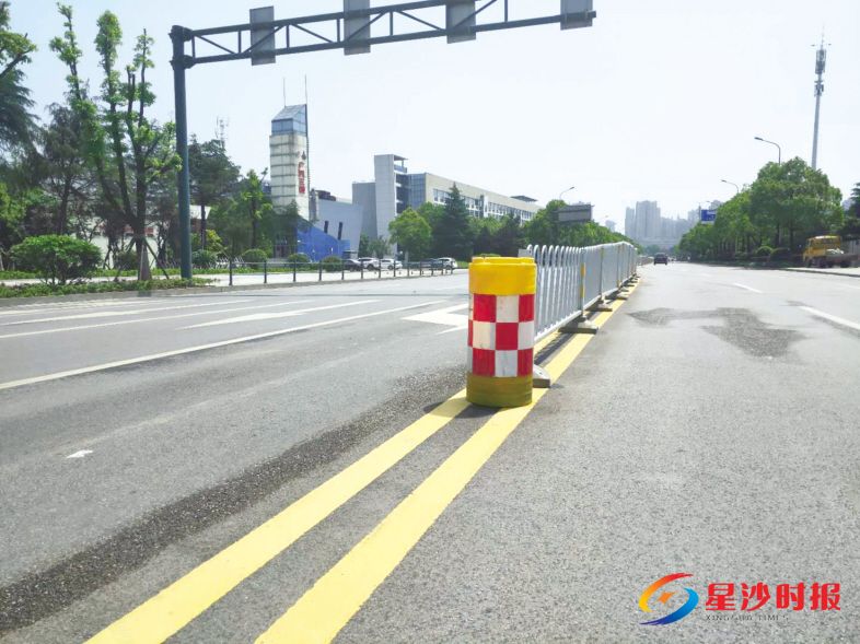 　　道路双黄线经过冲洗后，颜色变得亮丽如新。 县环卫部门供图