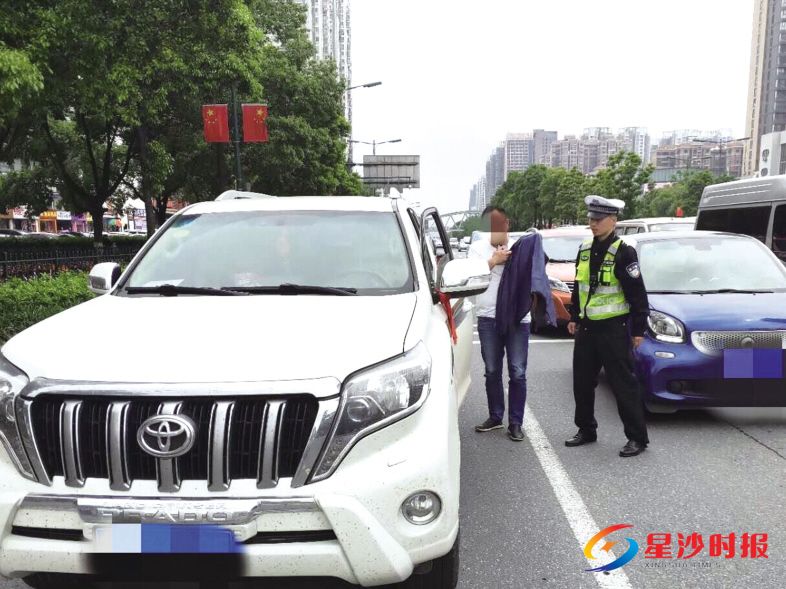 　　丰田“霸道”汽车涉嫌多条交通违法未处理且未年检，被长沙县交警查获。 交警供图