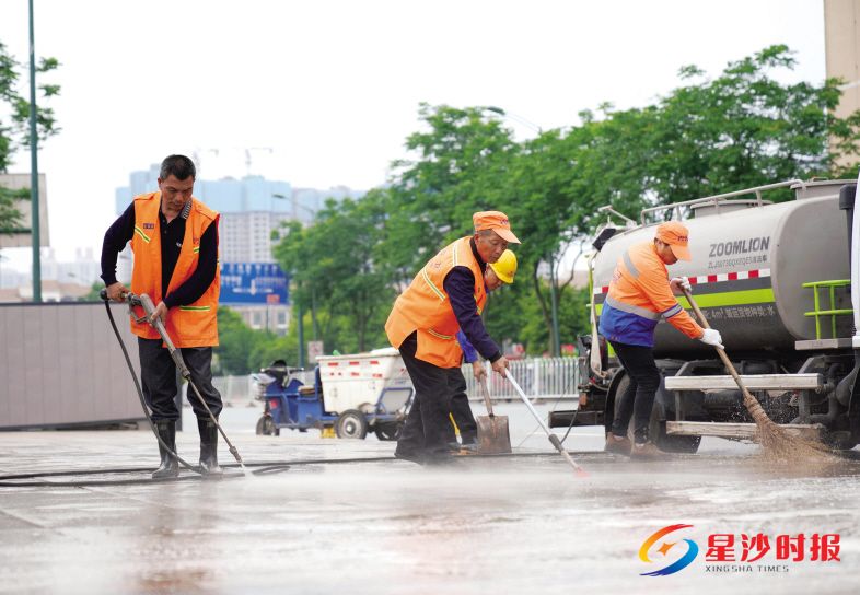 　　昨日下午，锦绣路（开元路与凉塘路段）的人行道上，一台高压精细化清洗车和五名环卫工人正在仔细作业。章帝 摄