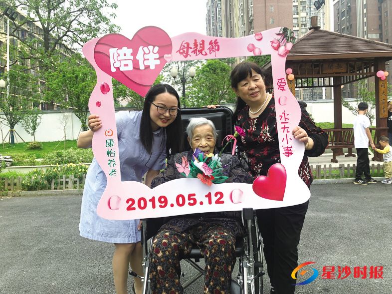 　　5月12日是母亲节，应长沙县民政局要求，全县8家民办养老机构结合母亲节，举行“浓情五月天，感念父母恩”活动。宋彬彬 摄