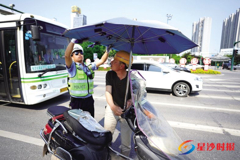 　　5月10日，星沙中队交警在星沙大道与三一路口发现一辆电动车违规撑伞，且不按规定走非机动车道，依法对驾驶人进行教育批评，并责令拆除遮阳伞。 盛磊 摄