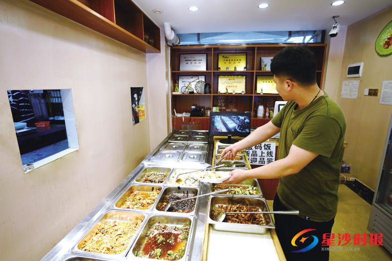 　　位于中南社区的壹号粮仓饭店在厨房内安装了视频监控，实行透明化操作，顾客就餐时可实时看到厨房内的场景。 盛磊 摄