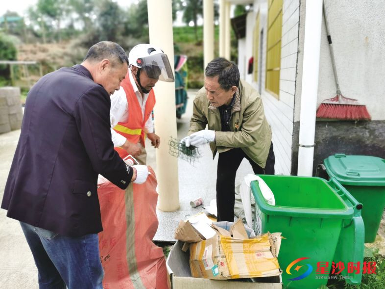 　　长沙县金井镇金龙村党员与村级保洁员组成的“蓝天侠”队伍一起上户收集可回收垃圾。　　彭帅 摄