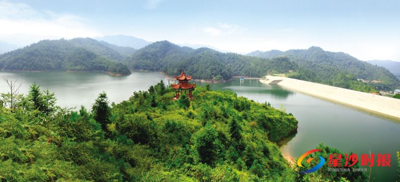 　　蓝天映衬下，乌川湖仿佛人间仙境。