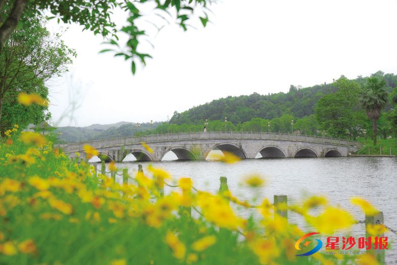 　　波光粼粼的印山湖公园，山水相映成趣。