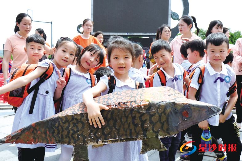 　　昨日，“保护穿山甲，我们在行动”主题宣传活动在松雅湖国家湿地公园拉开帷幕。图为6岁的肖轶菲和她用硬纸箱制作的濒危物种保护主题作品——“穿山甲”。杨菊娇 摄