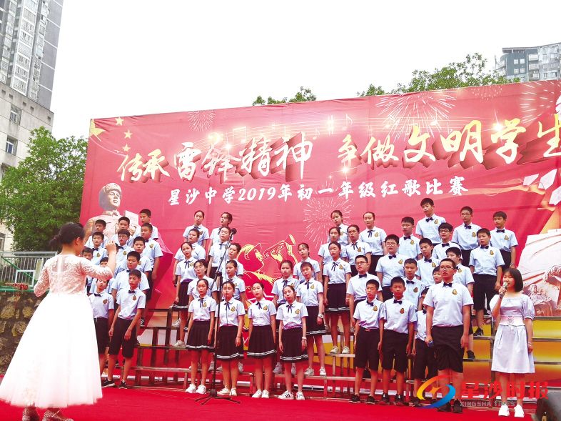 　　班级合唱比赛现场，同学们齐声高歌，唱出文明，展现青春。　　潘东晓 摄