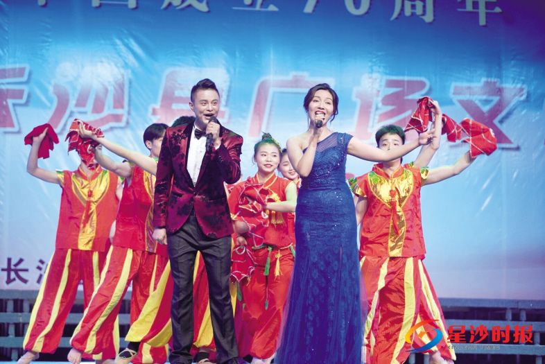 　　昨晚，庆祝新中国成立70周年“悦艺星沙”长沙县广场文体活动启动式举行。图为湖南大众传媒职业技术学院带来的歌舞《欢乐一家亲》。 章帝 摄