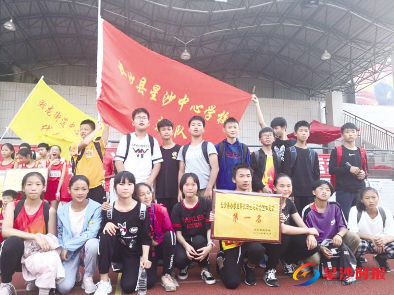 　　长沙县小学生科技田径运动会在泉塘中学举行，来自全县各个中心学校代表队的400余名小运动员参加比赛。潘东晓 摄