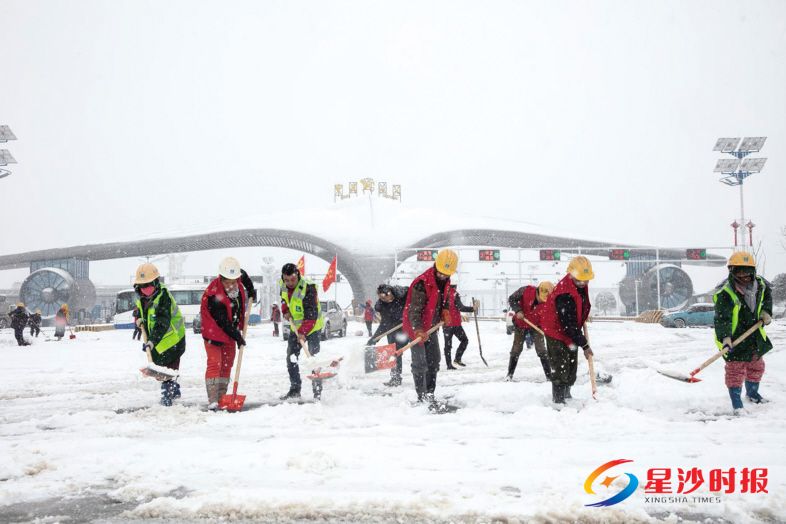 长沙临空经济示范区工作人员上路清扫积雪。二创办供图