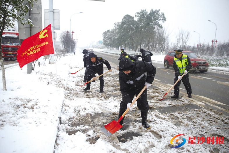 元旦假期,长沙县行政执法局全员上路,在人民东路、S207及城区星沙大道、开元路和星沙联络线等重点道路开展铲雪除冰工作。 盛磊 摄