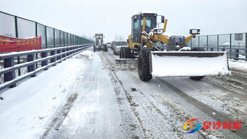 长沙县公路管理局持续对结冰桥梁、路段进行除冰作业。 县公路局供图