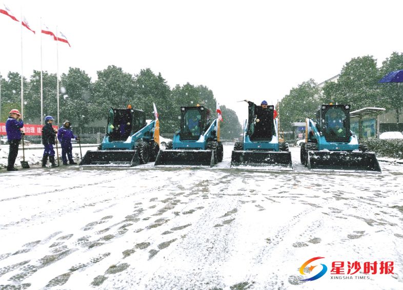 　　山河智能一共投入六台铲雪能手——滑移装载机用于铲雪除冰。　　企业供图