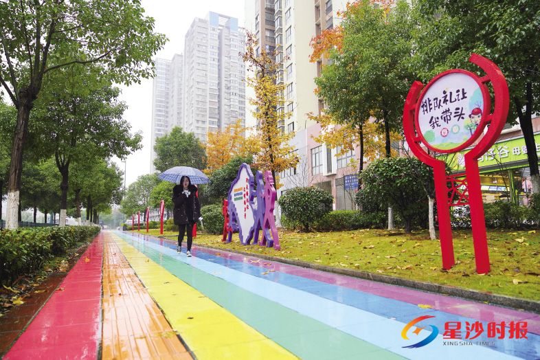楚天世纪城小区附近星沙大道上的一条“彩虹路”犹如一道亮丽风景线,为冬日增添了不少色彩。 章帝 摄