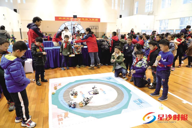 　　近日，大同星沙小学举办“欢庆元旦，用科技放飞梦想”首届校园科技节，校园变为科技乐园。　　盛群 摄