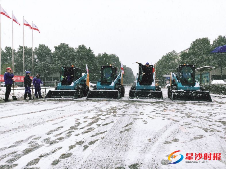 　　山河智能动用六台滑移装载机用于铲雪除冰。 企业供图