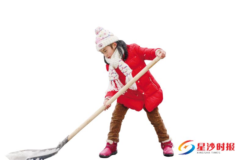 　　这位小女孩年仅八岁，但铲起雪来一点也不含糊。