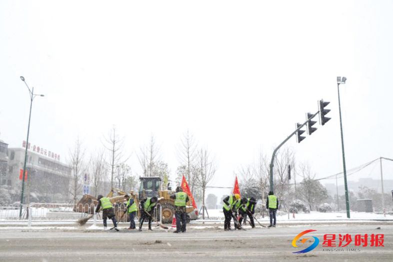 　　在黄兴大道沿线，仅用一个上午功夫，志愿者便将道路上的积雪铲除。