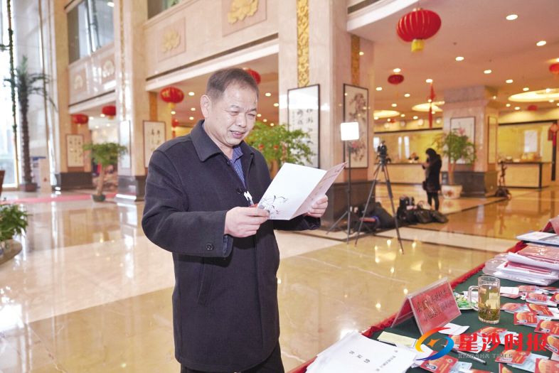 　　昨日下午，出席政协长沙县第九届委员会第四次会议的政协委员们陆续报到。图为县政协委员童泽霞在阅读《整治婚丧陋习 推进移风易俗》倡议书。 章帝 摄