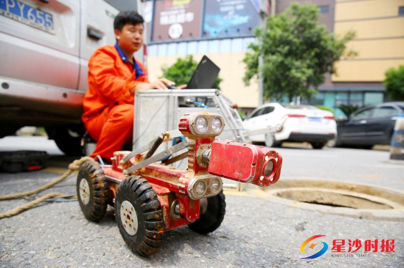 　　管道机器人的前头可进行360度旋转探测。