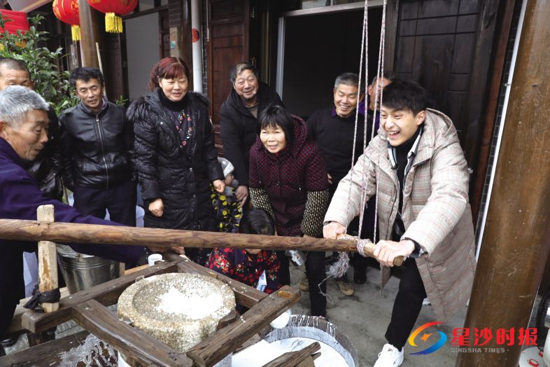 　　网红达人体验长沙县年味。