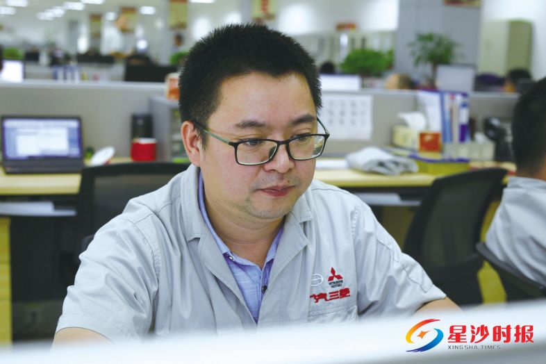 　　采购工作中，谁掌握的信息更多，谁在谈判桌上筹码就更重。图为崔友虎在办公室搜集资料。郑骏 摄