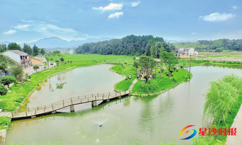 　　房前屋后的污泥塘如今变成了风景如画的休憩空间。图为长沙县开慧镇一处治理后的小微水体。章帝 摄
