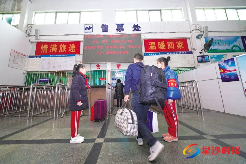 　　昨日是春运第一天，长沙县星沙汽车站内秩序井然,由于网络渠道可提前30天预售车票，人工购票窗口并未出现排队拥挤情况。 章帝 摄