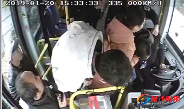 　　热心乘客掐驾驶员人中紧急抢救。 视频截图