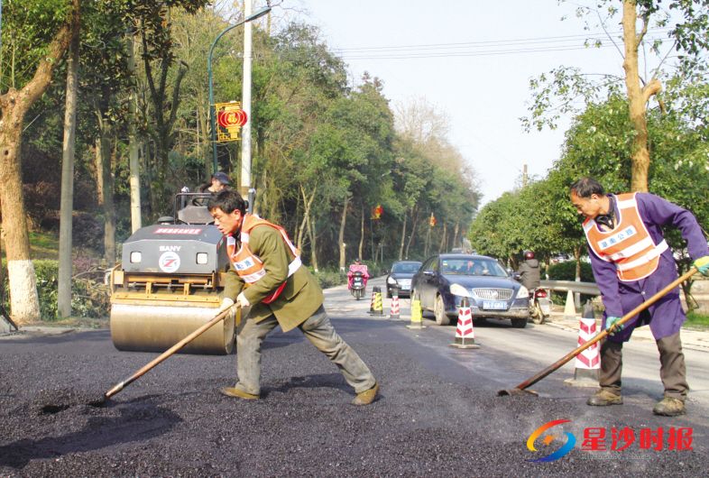 　　1月22日，长沙县路青线路口镇路段呈现一片热火朝天的繁忙景象，身着工作服的养护人员正在加紧进行路面抢修。 林畅 摄