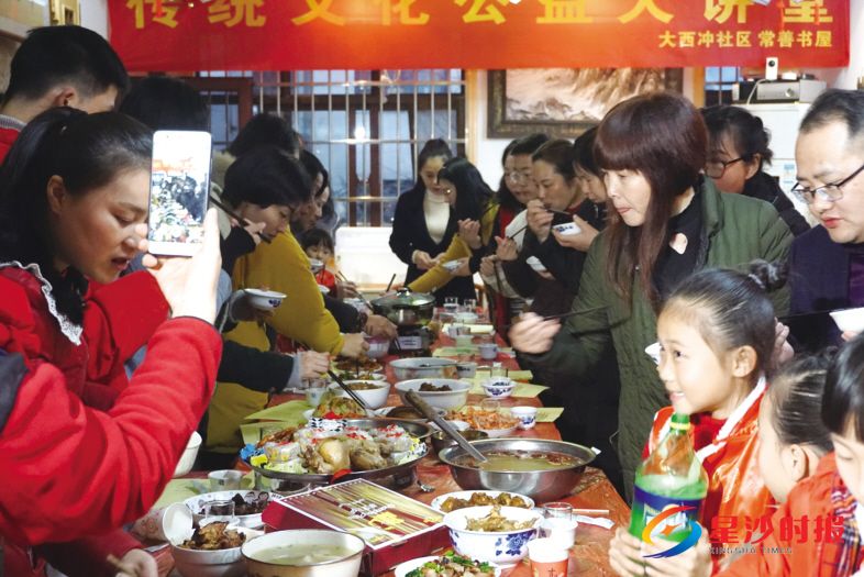 星沙街道大西冲社区诺亚山林小区举办团圆宴,年味浓人心暖。李文婧 摄