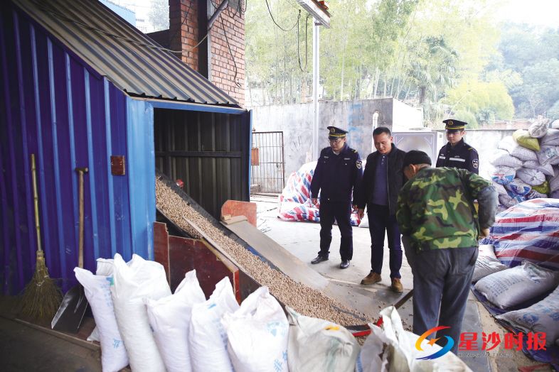 邓正军投入260万元改进环保设施,改烧生物质颗粒后,成本翻了一倍,但大大减少了对环境的影响。 盛磊 摄