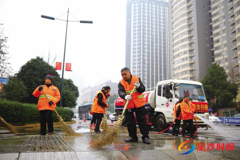 　　长沙县开展“全城大扫除、清洁迎新年”活动，在开元路与东二路交会处的渠化岛，环卫工们正在清洗路面。 　　曾诗怡 摄
