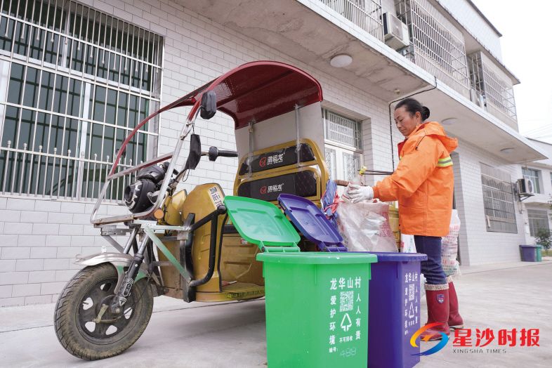 　　每在早上7时，钟茶秀骑着三轮摩托车，来到负责片区扫街、扫路，或者走村串户收集垃圾并进行分拣、打包装袋。章帝 摄