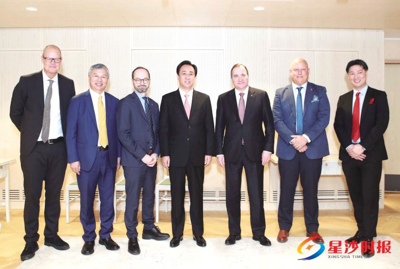 　　瑞典首相斯特凡·勒文与许家印一行合影留念。