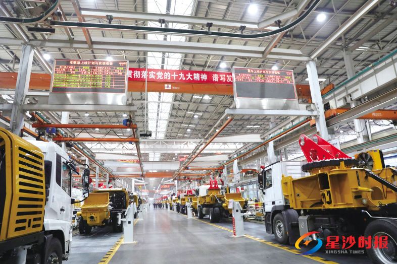 　　2018年三一重工销售挖机近4.7万台，市场占有率提升至23.1％，销量连续第8年稳坐行业“头把交椅”。图为三一18号厂房。 蒋炼 摄
