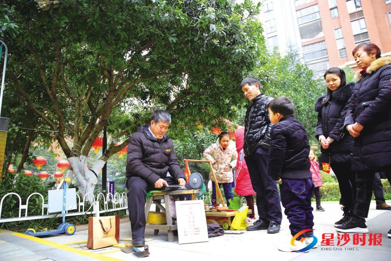 　　星沙街道金甲坪社区居民李荣安热心做公益,坚持三年义务为居民磨刀6000余把。曾诗怡 摄
