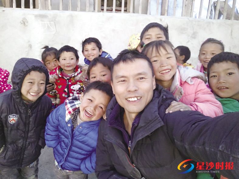 　　唐林发起的慈善活动近十年来帮助了湘西和西藏等地18所学校的学生，惠及1000余名孩子。图为唐林在西藏自治区昌都市左贡县下林卡乡友巴教学点开展捐赠活动。受访者供图