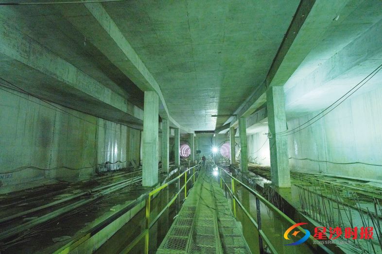 　　长沙地铁3号线全长36.5公里，其中长沙县内线路全长约7.6公里，设有6座车站。星沙文体中心站主体结构已完工。章帝 摄