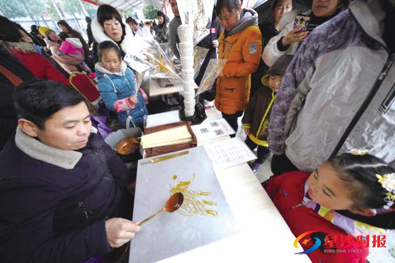 　　糖画的形式变化，不仅勾起大人们对童年的回忆，也激发了孩子们对传统文化的兴趣。 章帝 摄