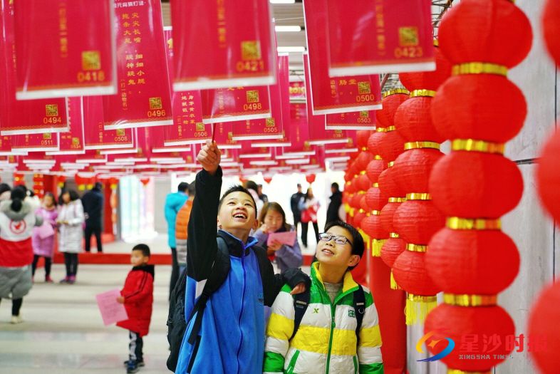 　　2月16日，长沙县图书馆第十一届“迎新春有奖猜灯谜”举行。图为市民在县图书馆二楼东侧答题现场。 　　章帝 摄