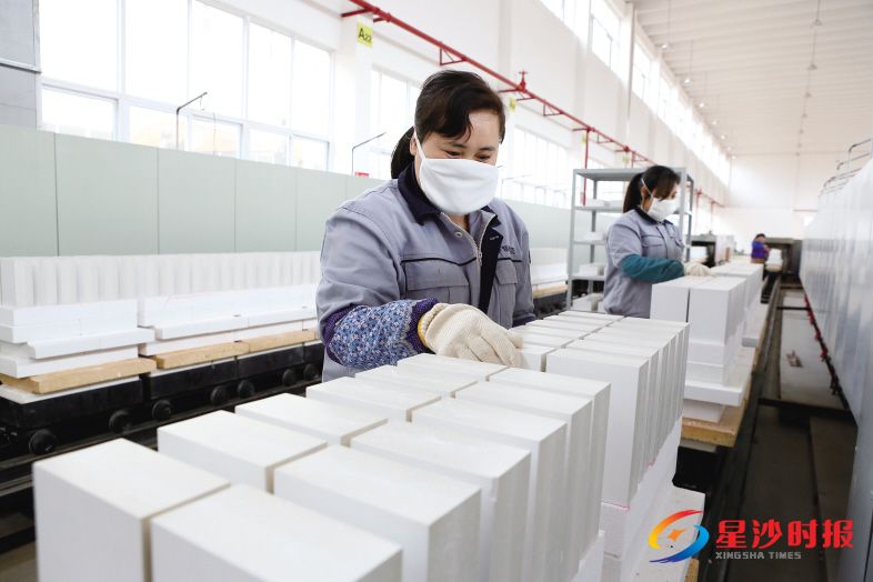 　　精城特瓷、铁建重工、远大集团、山河智能等园区企业新春开工后，纷纷有订单发往国外，图为精城特瓷生产车间。蒋炼 摄
