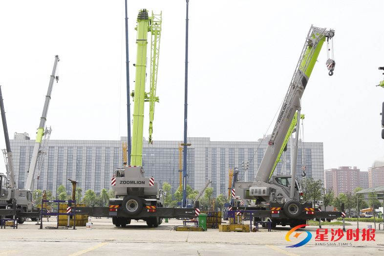 　　近日，中联重科价值3000多万元的塔机、升降机产品从园区出发，奔赴全国为当地基建发力。蒋炼 摄