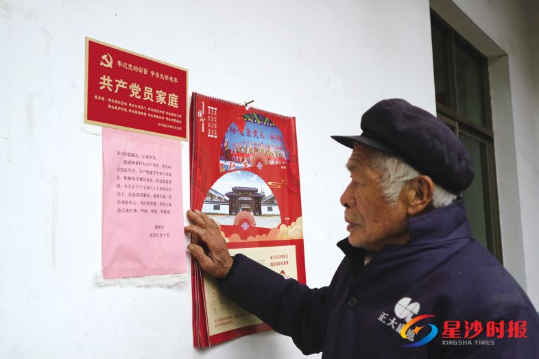 　　唐树生让儿子打印了一份不办酒席的告知书张贴在屋外。图为老人在向记者介绍告知书。罗展 摄